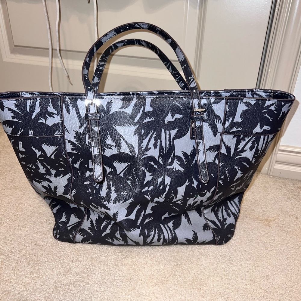 Guess Bag - Picture 2 of 3